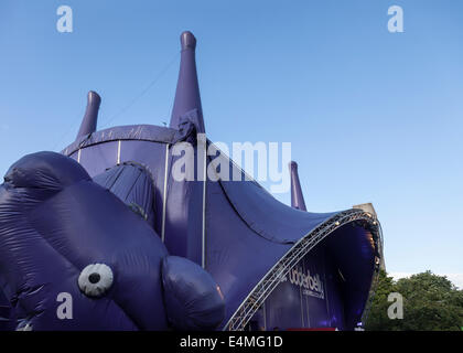 Udderbelly, un enorme invertiti purple cow utilizzato come un Edinburgh Fringe Festival luogo in Bristo Square, gestito da underbelly. Foto Stock