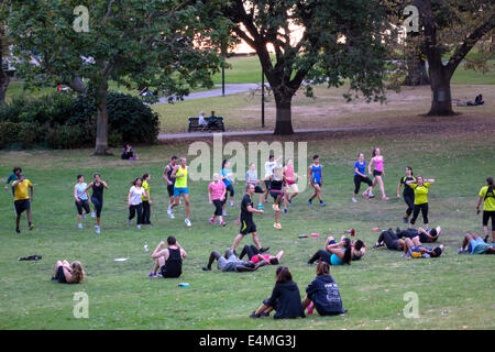 Melbourne Australia,Flagstaff Gardens,parco,residenti,fitness training,esercizio,aerobica,uomo uomini maschio,donna donne,AU140318167 Foto Stock