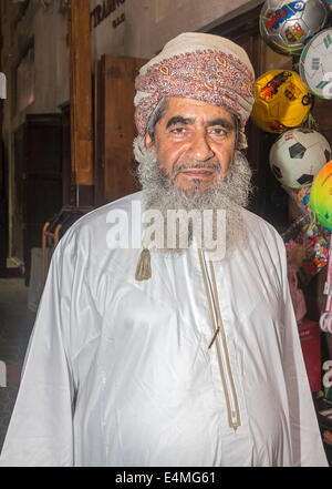 Uomo anziano in abito tradizionale nei vecchi mercati (souk di Dubai, EAU. Foto Stock