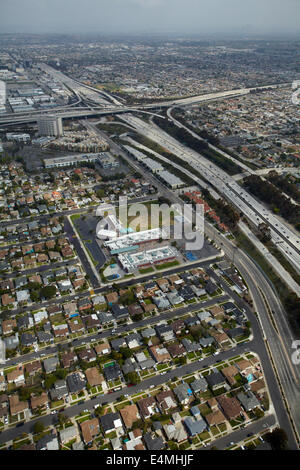 Interstate 405 vicino a LAX e interscambio con I-105 in distanza, Hawthorne, Los Angeles, California, Stati Uniti d'America - aerial Foto Stock
