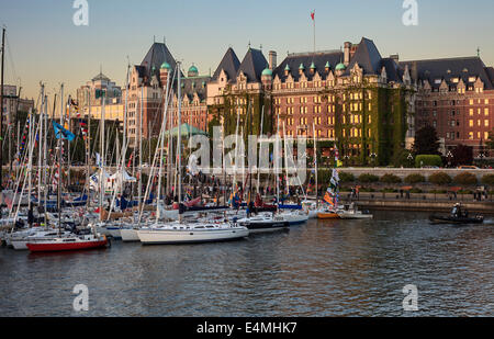 Swiftsure yachts nel porto interno e Empress Hotel al crepuscolo-Victoria, British Columbia, Canada. Foto Stock