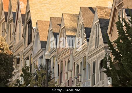 Belle case in stile vittoriano nel quartiere Castro di San Francisco Foto Stock