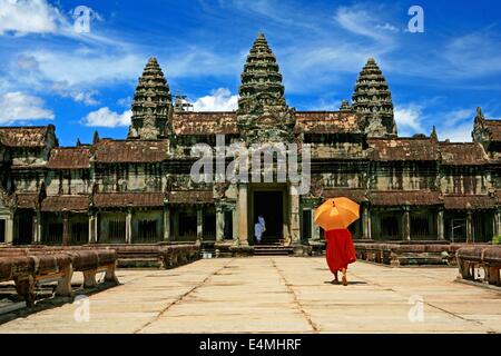 I monaci buddisti in arancione vesti in Cambogia Foto Stock