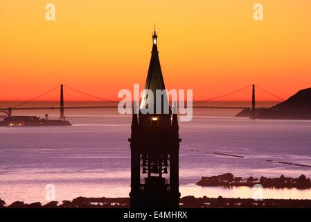 Bella vista al tramonto del Campanile, o Sather Tower, presso la University of California di Berkeley al tramonto. Foto Stock