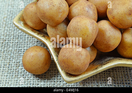 Patate di marzapane su un golden star piastra sagomata su tela, vicino, frame completo Foto Stock