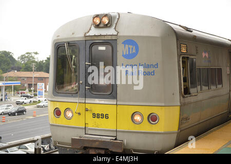 Luglio 14, 2014 - Merrick, New York, Stati Uniti - in serata durante le ore di punta, un treno tira nella piattaforma sopraelevata di Merrick stazione ferroviaria di Babilonia il ramo, dopo MTA Metropolitan Transit Authority e Long Island Rail Road unione parla deadlock, con potenziale sciopero LIRR aleggiano pochi giorni prima. (Credito Immagine: © Ann Parry/ZUMA filo) Foto Stock