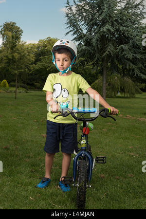 Ragazzo 3,6 con un push bike nel parco,Cheam Park,Surrey, Regno Unito Foto Stock