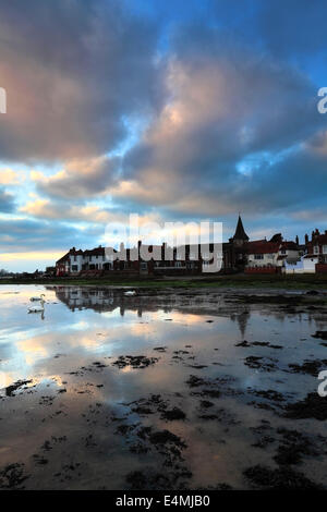 I colori del tramonto su Bosham village, West Sussex County, England, Regno Unito Foto Stock