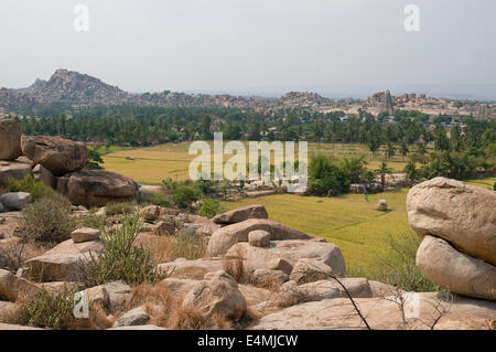 Boulder paesaggi di Hampi, Karnataka, India Foto Stock
