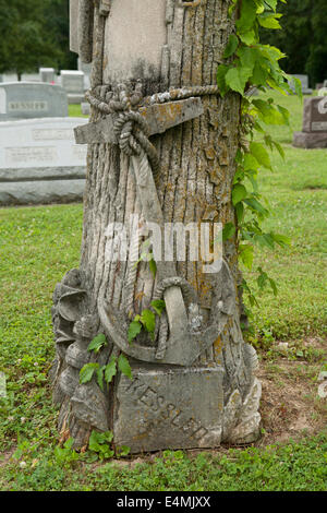 Marcatore di grave nella forma di un tronco di albero con un ancoraggio intagliati. Foto Stock