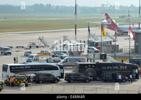 Berlino, Germania. Il 15 luglio 2014. I pullman sono pronti in standby in attesa dell'arrivo del tedesco della nazionale di calcio presso l'aeroporto di Tegel a Berlino, Germania, 15 luglio 2014. La Germania è campione del mondo per la quarta volta dopo aver vinto contro l'Argentina nella Coppa del Mondo 2014 finale del 13 luglio 2014. Germania In precedenza ha vinto le Coppe del Mondo nel 1954, 1974 e 1990. Foto: Bernd von Jutrczenka/dpa/Alamy Live News Foto Stock