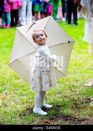 Borgholm, 14-07-2014 Principessa Estelle celebrazione del trentasettesimo compleanno della Principessa Ereditaria Vittoria di Svezia presso il stadion di Borgholm RPE/Albert Nieboer// /dpa - Nessun servizio di filo- Foto Stock