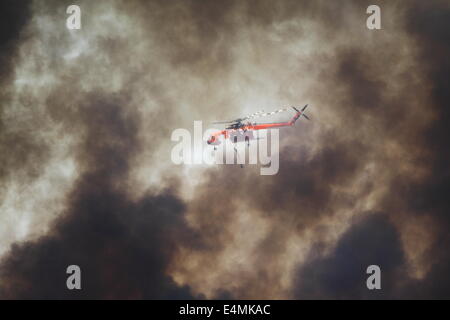 Antenna per la lotta antincendio una bussola fire usando acqua bombardiere in elicottero Banjup, Western Australia. Foto Stock