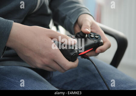 Ragazzo adolescente i giochi per computer Foto Stock