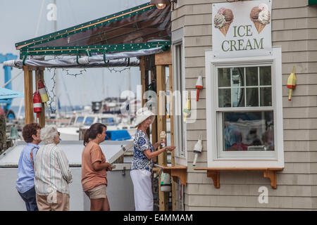 Persone che acquistano gelato in un gelato stand in Camden, Maine Foto Stock