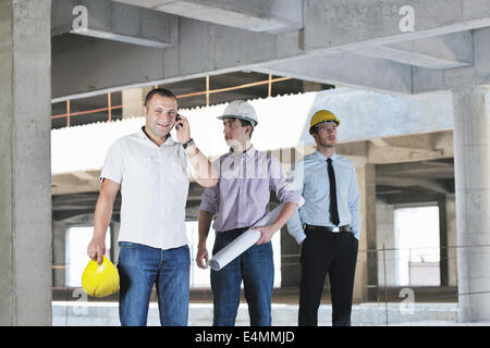 Team di architetti sul sito construciton Foto Stock