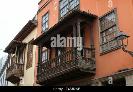 Le strade e i balconi in stile coloniale nel villaggio di La Orotava, Tenerife, Spagna Foto Stock