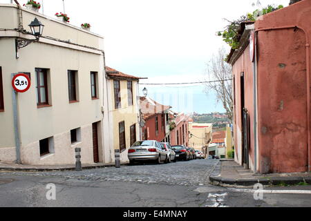 Camminando per le vecchie strade coloniali della città di La Orotava, Tenerife, Spagna Foto Stock