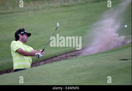 Hoylake, UK. 14 Luglio, 2014. L'apertura. Bubba WATSON [USA] schizzi fuori da un bunker durante la sua pratica rotonda. Credito: Azione Sport Plus/Alamy Live News Foto Stock