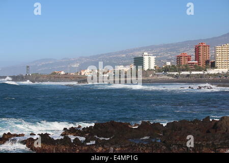 Skyline della città e hotel sull Oceano Atlantico costa di Puerto de la Cruz località turistica, Tenerife, Spagna Foto Stock