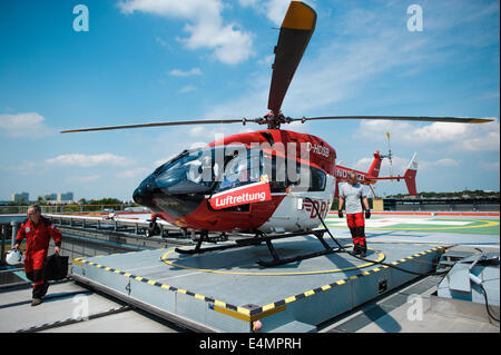 La DRF Salvataggio in elicottero "Christoph Berlino' Eurocopter EC145 è visto su 07.08.2014 sull'elicottero hangar dell'ospedale di Emergency Berlin-Marzahn, Germania. Foto: picture alliance / Robert Schlesinger Foto Stock