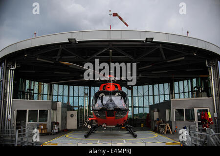 La DRF Salvataggio in elicottero "Christoph Berlino' Eurocopter EC145 è visto su 07.08.2014 sull'elicottero hangar dell'ospedale di Emergency Berlin-Marzahn, Germania. Foto: picture alliance / Robert Schlesinger Foto Stock