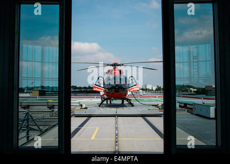 La DRF Salvataggio in elicottero "Christoph Berlino' Eurocopter EC145 è visto su 07.08.2014 sull'elicottero hangar dell'ospedale di Emergency Berlin-Marzahn, Germania. Foto: picture alliance / Robert Schlesinger Foto Stock