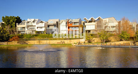 Subiaco semplice con uno sfondo di residenze in stile contemporaneo, nel quartiere alla moda di Subiaco in Perth, Western Australia. Foto Stock