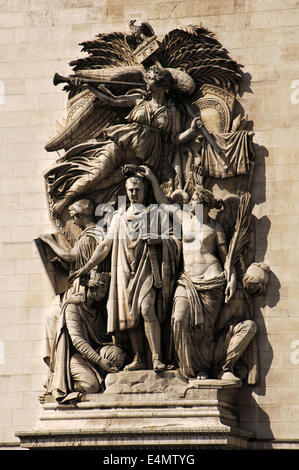 La Francia. Parigi. Arc de Triomphe. "Le Triomphe' da Jean-Pierre Cortot. Napoleone, coronata dalla dea della vittoria, 1810. Foto Stock