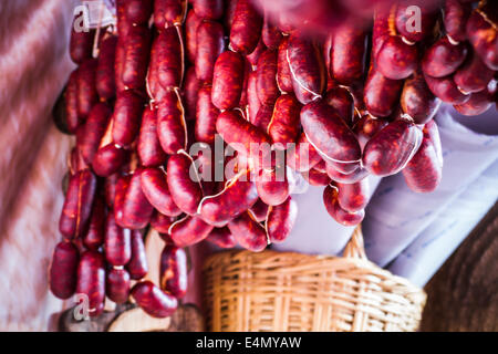 Un sacco di salsicce e chorizos in una fiera medievale Foto Stock