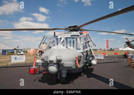 Farnborough, Regno Unito. Il 14 luglio 2014.Il NHIndustries NH90 è di medie dimensioni, twin-motore, multi-ruolo di elicotteri militari sul display a Farnborough International Airshow di credito: Keith Larby/Alamy Live News Foto Stock