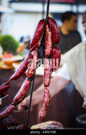 Un sacco di salsicce e chorizos in una fiera medievale Foto Stock