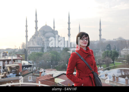 Donna visita antica Istanbul in Turchia Foto Stock