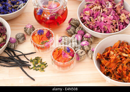 Naturali a base di erbe floreali di infusione del tè con Foto Stock
