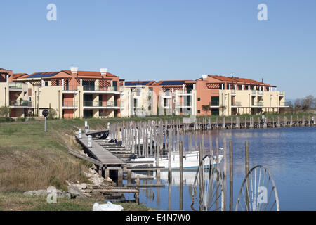 Case colorate con pier vicino all'acqua Foto Stock