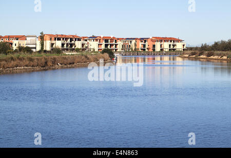 Case colorate con pier vicino all'acqua Foto Stock