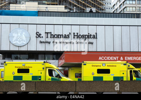 Le ambulanze parcheggiate fuori l'incidente e ingresso di emergenza a St Thomas' ospedale a Waterloo, Londra. Foto Stock