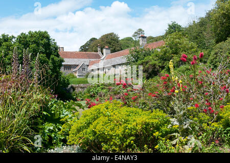 Mottistone Manor sull'Isola di Wight. Fotografato DA STRADA PUBBLICA. Foto Stock