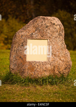 Grande roccia di granito con vuoto della piastra in metallo Foto Stock