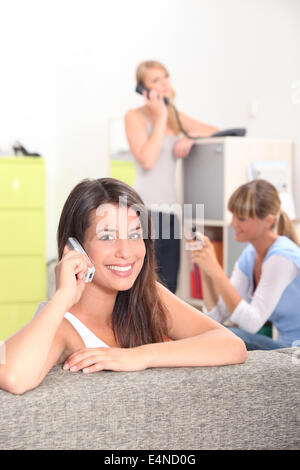 Ragazza in chat sul telefono Foto Stock