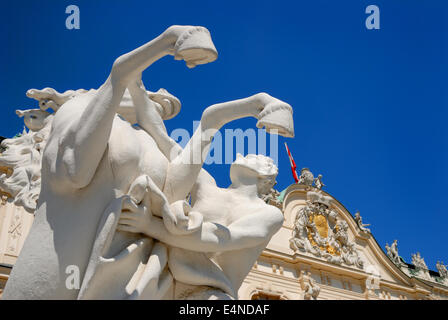 Vienna, Austria. Statua di uomo e cavallo di fronte Oberes (superiore) Palazzo Belvedere 1721-22 Foto Stock