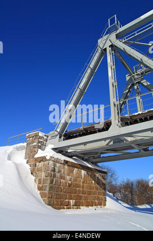 Ponte ferroviario attraverso il piccolo fiume Foto Stock