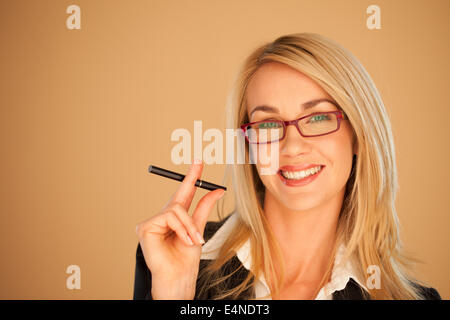La bionda imprenditrice di fumare Foto Stock
