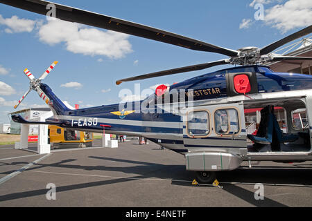 Farnborough, Hampshire, Regno Unito. Il 14 luglio 2014. agustawestland AW189 I-EASO elicottero sul display del Farnborough International Airshow di credito: Keith Larby/Alamy Live News Foto Stock