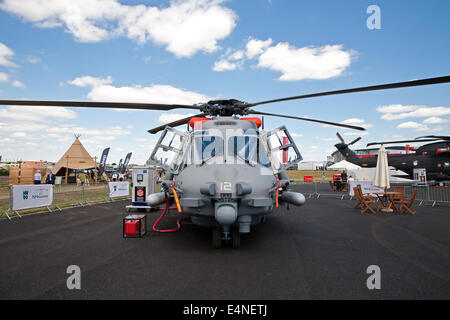 Farnborough, Hampshire, Regno Unito. Il 14 luglio 2014. La NHIndustries NH90 è di medie dimensioni, twin-motore, multi-ruolo di elicotteri militari sul display a Farnborough International Airshow di credito: Keith Larby/Alamy Live News Foto Stock