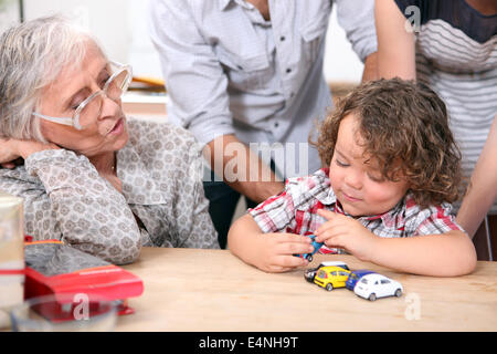 Little Boy giocare con modellini di auto Foto Stock