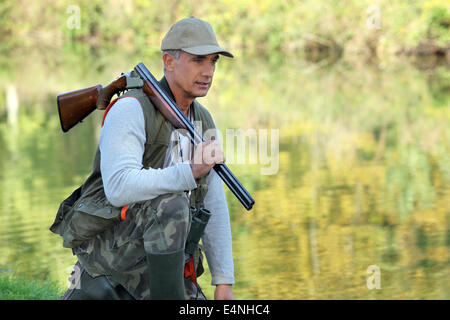 Hunter stava presso il fiume Foto Stock