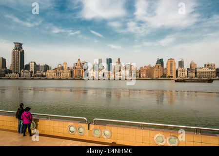 Shanghai, Cina - 7 Aprile 2013: persone che guardano il Bund waterfront Hangpu River presso la città di Shanghai in Cina il 7 aprile 2013 Foto Stock