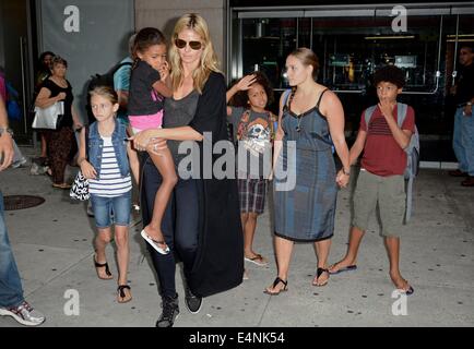 New York, NY, STATI UNITI D'AMERICA. 14 Luglio, 2014. Heidi Klum, Helene Boshoven 'Leni' Klum, Henry Gunther Ademola Dashtu Samuel, Johan Riley Fyodor Taiwo Samuel, Lou Sulola Samuel fuori e circa per celebrità Candids - MON, New York, NY Luglio 14, 2014. Credito: Derek Storm/Everett raccolta/Alamy Live News Foto Stock