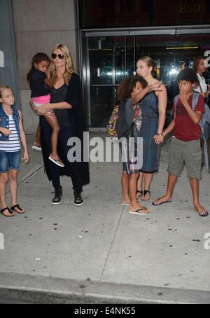 New York, NY, STATI UNITI D'AMERICA. 14 Luglio, 2014. Heidi Klum, Helene Boshoven 'Leni' Klum, Henry Gunther Ademola Dashtu Samuel, Johan Riley Fyodor Taiwo Samuel, Lou Sulola Samuel fuori e circa per celebrità Candids - MON, New York, NY Luglio 14, 2014. Credito: Derek Storm/Everett raccolta/Alamy Live News Foto Stock